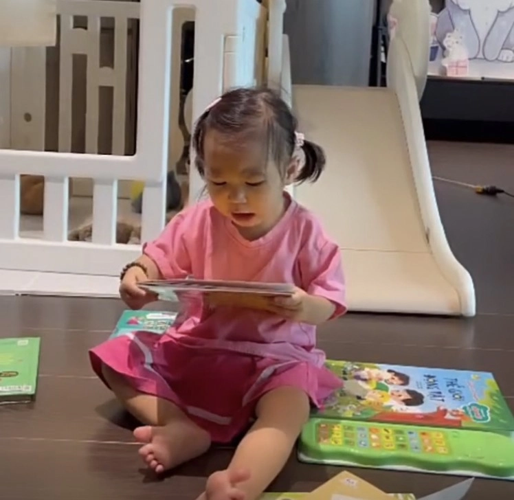 Con gái bảo anh mới 1 tuổi đã biết đọc sách nữ ca sĩ thừa nhận đang gặp một rắc rối với ái nữ - 5