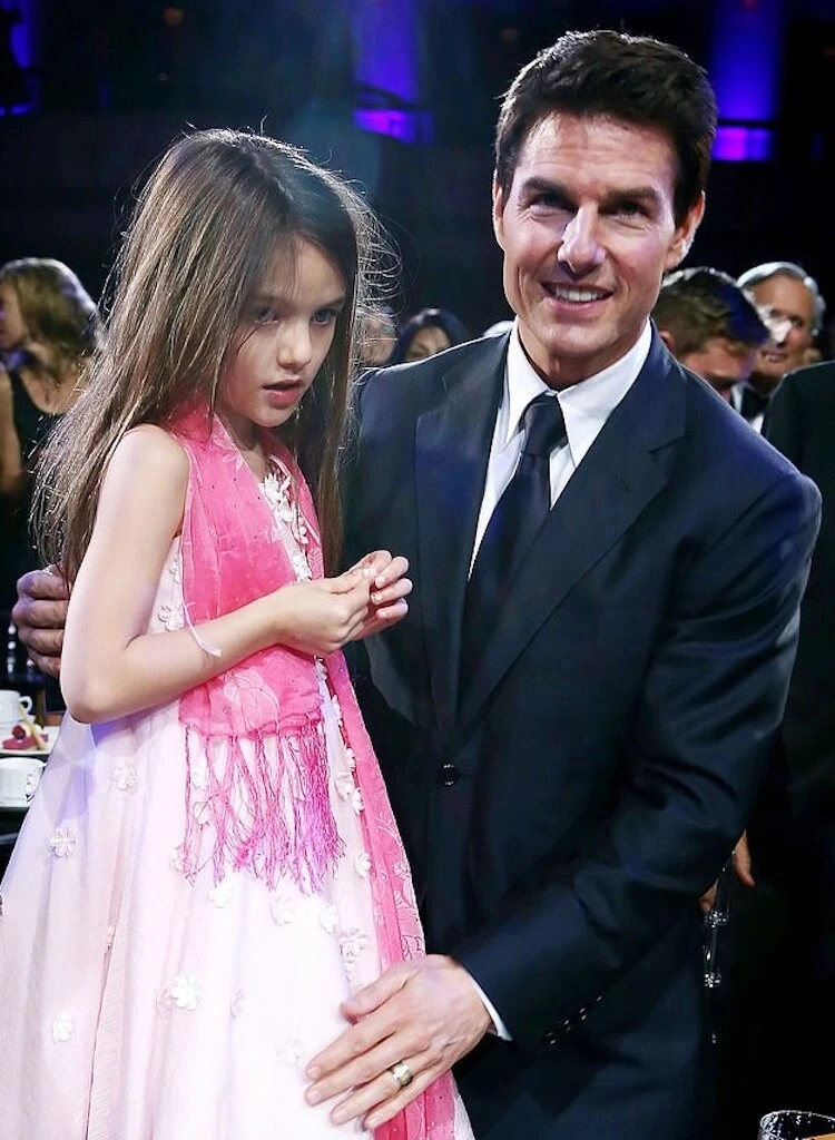 Con gái brad pitt - tom cruise giờ đều chối bỏ họ cha suri chìm đắm yêu đương shilon ngày càng nam tính - 2