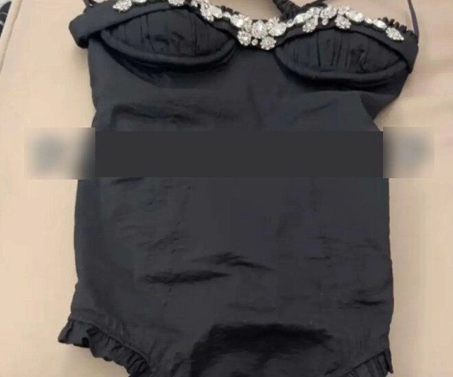 Con gái chi hơn 11 triệu mua 1 chiếc váy mẹ không chê đắt nhưng nhìn chi tiết lạ phía dưới bà bắt đem trả ngay - 1