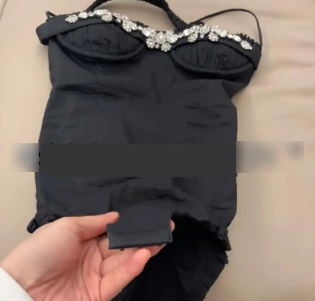 Con gái chi hơn 11 triệu mua 1 chiếc váy mẹ không chê đắt nhưng nhìn chi tiết lạ phía dưới bà bắt đem trả ngay - 4