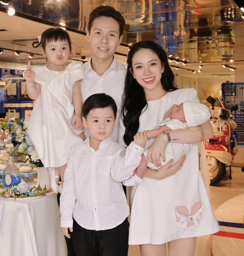 Con gái đại gia minh nhựa làm tiệc đầy tháng cho quý tử thứ 3 mâm cúng màu xanh sang trọng chuẩn tài phiệt - 1