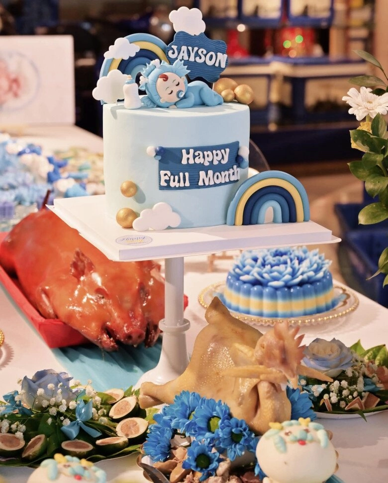 Con gái đại gia minh nhựa làm tiệc đầy tháng cho quý tử thứ 3 mâm cúng màu xanh sang trọng chuẩn tài phiệt - 3