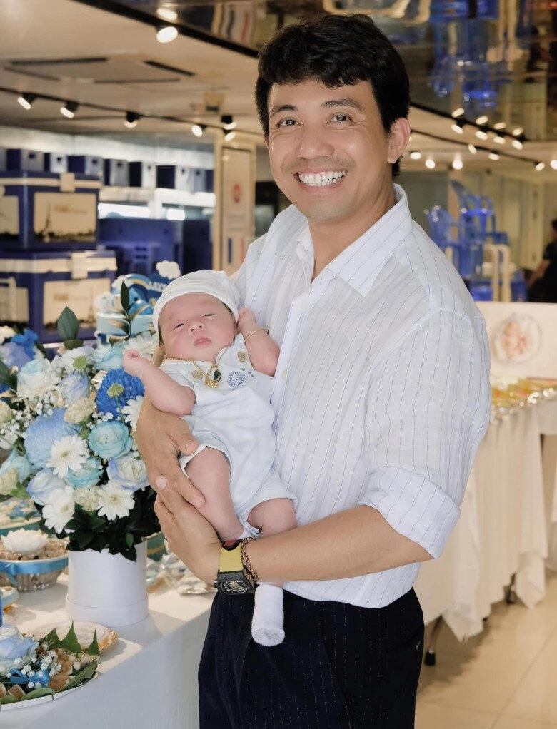 Con gái đại gia minh nhựa làm tiệc đầy tháng cho quý tử thứ 3 mâm cúng màu xanh sang trọng chuẩn tài phiệt - 8