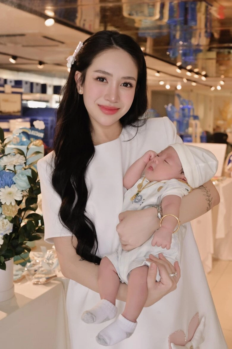 Con gái đại gia minh nhựa làm tiệc đầy tháng cho quý tử thứ 3 mâm cúng màu xanh sang trọng chuẩn tài phiệt - 9