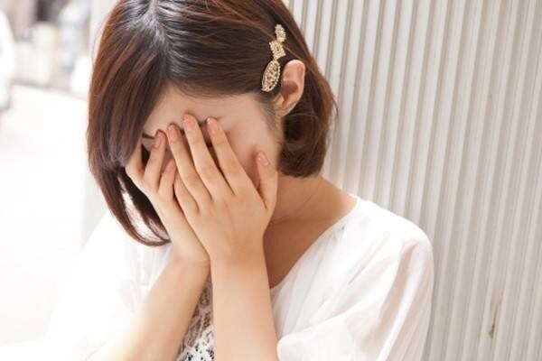 Con gái dậy thì ngoại hình quá đẹp mẹ dọn giường tìm thấy một thứ dưới gối thì mất bình tĩnh - 2