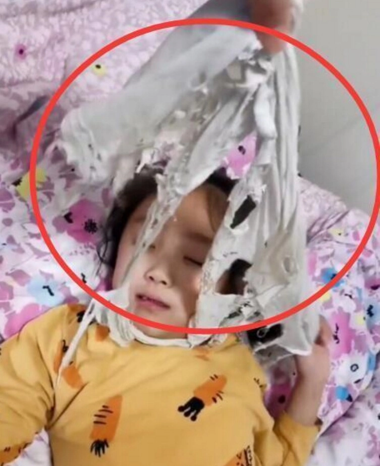 Con gái đi ngủ lúc nào cũng giữ một thứ đồ bên cạnh vào phòng nghe mùi khó chịu mẹ choáng váng - 2