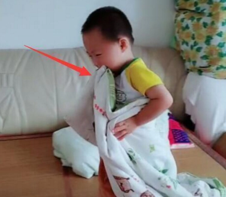 Con gái đi ngủ lúc nào cũng giữ một thứ đồ bên cạnh vào phòng nghe mùi khó chịu mẹ choáng váng - 3