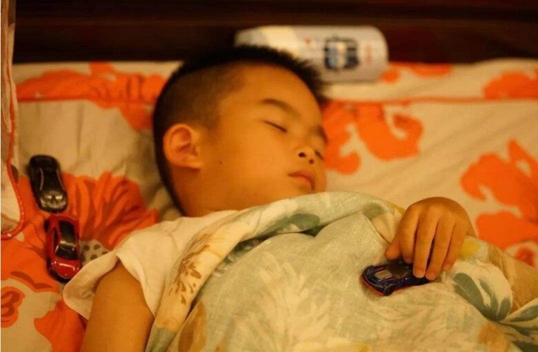 Con gái đi ngủ lúc nào cũng giữ một thứ đồ bên cạnh vào phòng nghe mùi khó chịu mẹ choáng váng - 4