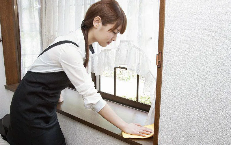 Con gái đi vệ sinh không bao giờ đóng cửa biết nguyên nhân liên quan đến người giúp việc tôi lập tức đuổi việc - 1