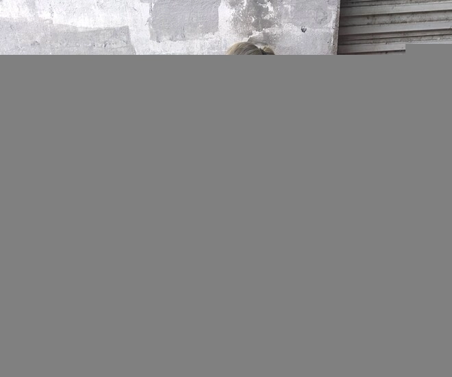 Con gái đòi mua hết bao gạo của bà lão nghèo ven đường về nhà mở túi ra tôi sửng sốt - 1