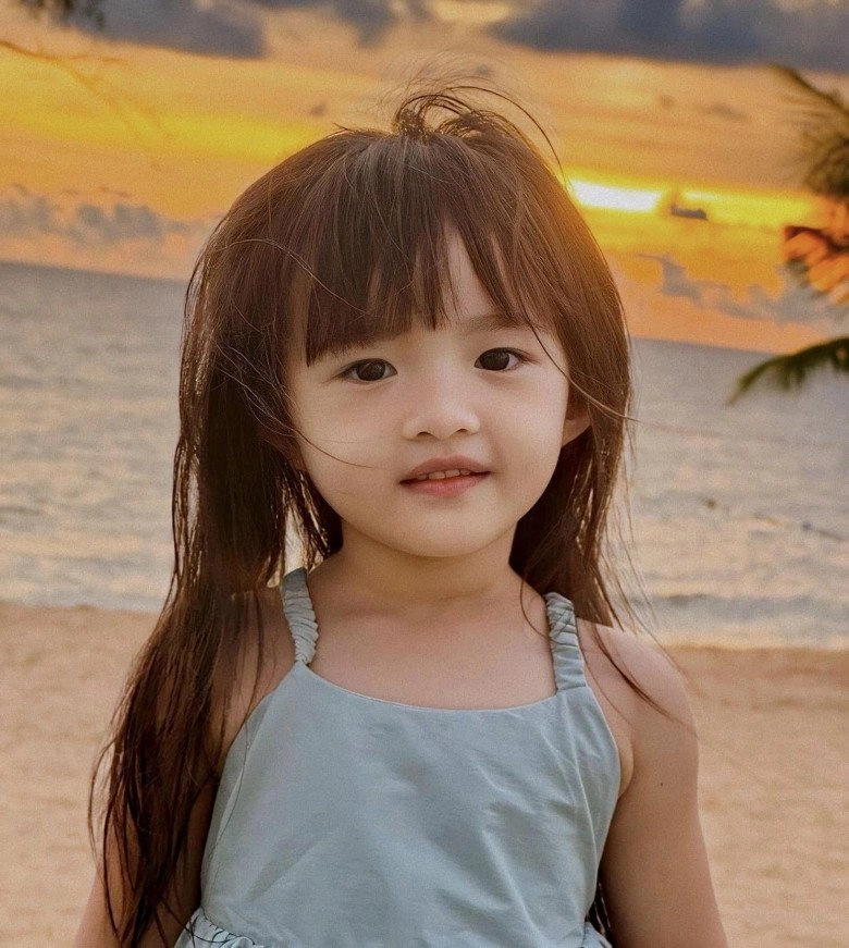 Con gái đông nhi đúng là đã nhặt hết nét đẹp bố mẹ chụp bộ ảnh bên bãi biển mà đẹp tựa nàng thơ nhí - 1