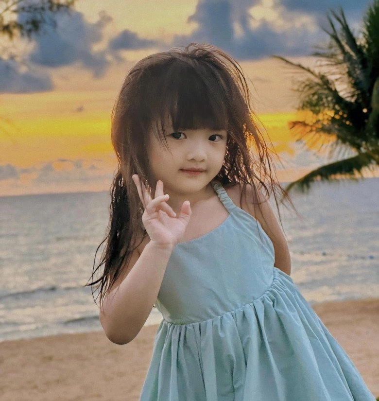 Con gái đông nhi đúng là đã nhặt hết nét đẹp bố mẹ chụp bộ ảnh bên bãi biển mà đẹp tựa nàng thơ nhí - 3