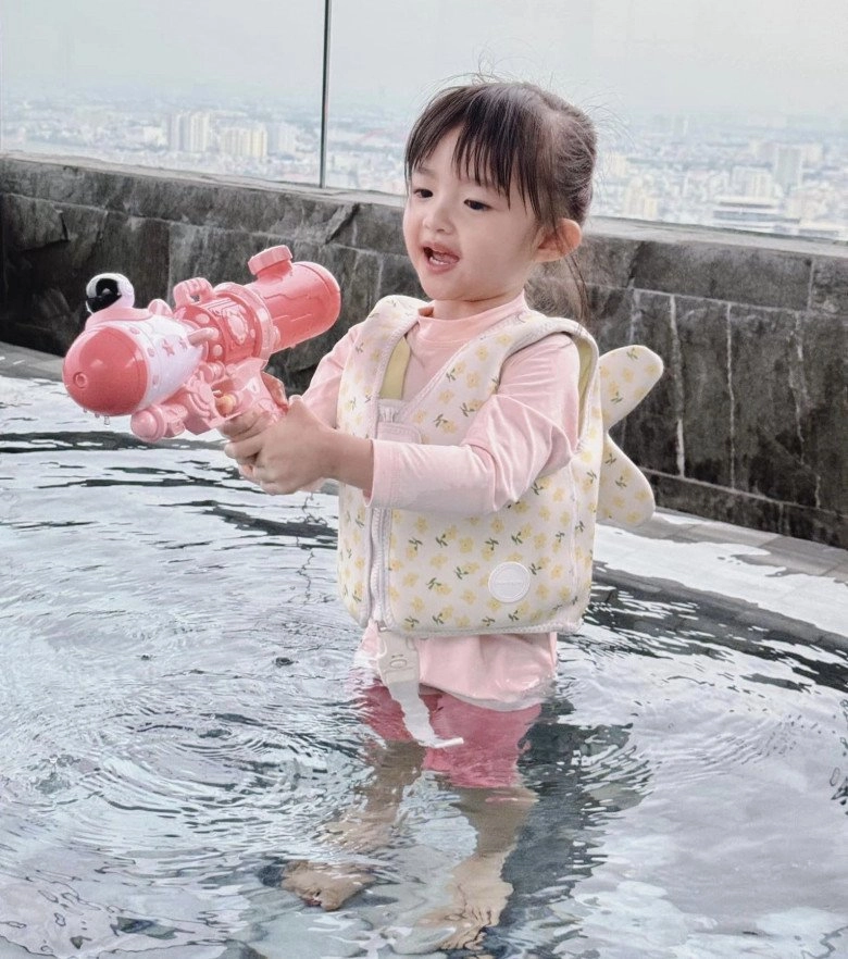 Con gái đông nhi đúng là đã nhặt hết nét đẹp bố mẹ chụp bộ ảnh bên bãi biển mà đẹp tựa nàng thơ nhí - 10
