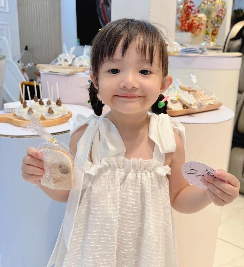 Con gái đông nhi đúng là đã nhặt hết nét đẹp bố mẹ chụp bộ ảnh bên bãi biển mà đẹp tựa nàng thơ nhí - 12