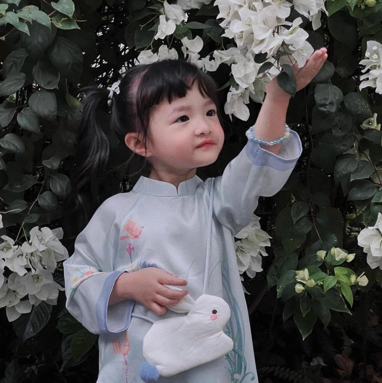 Con gái đông nhi đúng là đã nhặt hết nét đẹp bố mẹ chụp bộ ảnh bên bãi biển mà đẹp tựa nàng thơ nhí - 16