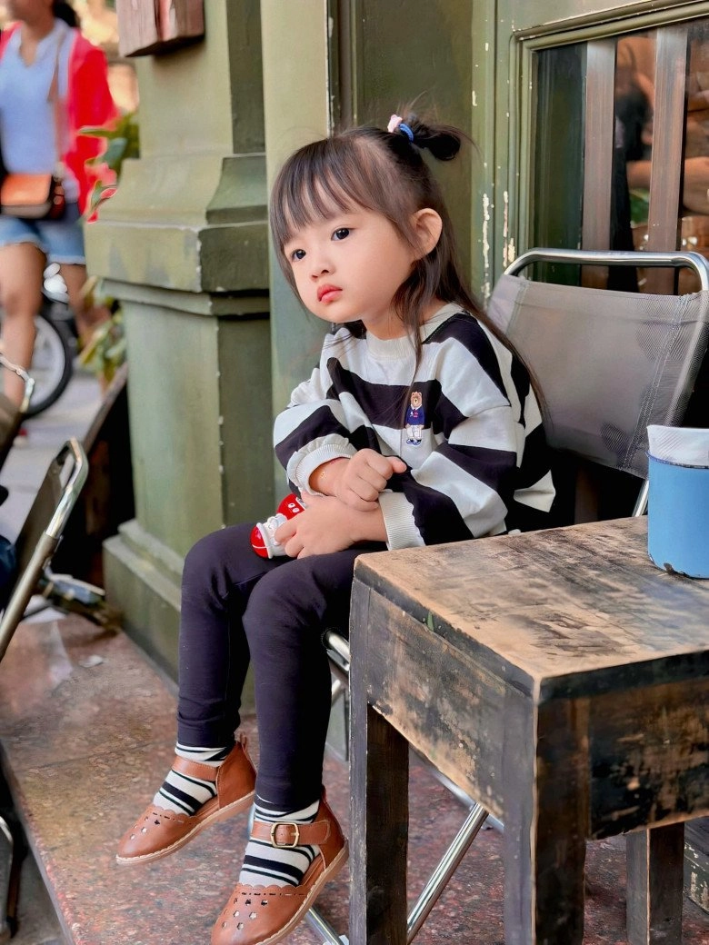 Con gái đông nhi ông cao thắng khác lạ trong diện mạo mới với mái tóc xoăn dày - 11