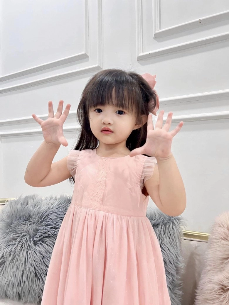 Con gái đông nhi ông cao thắng khác lạ trong diện mạo mới với mái tóc xoăn dày - 12