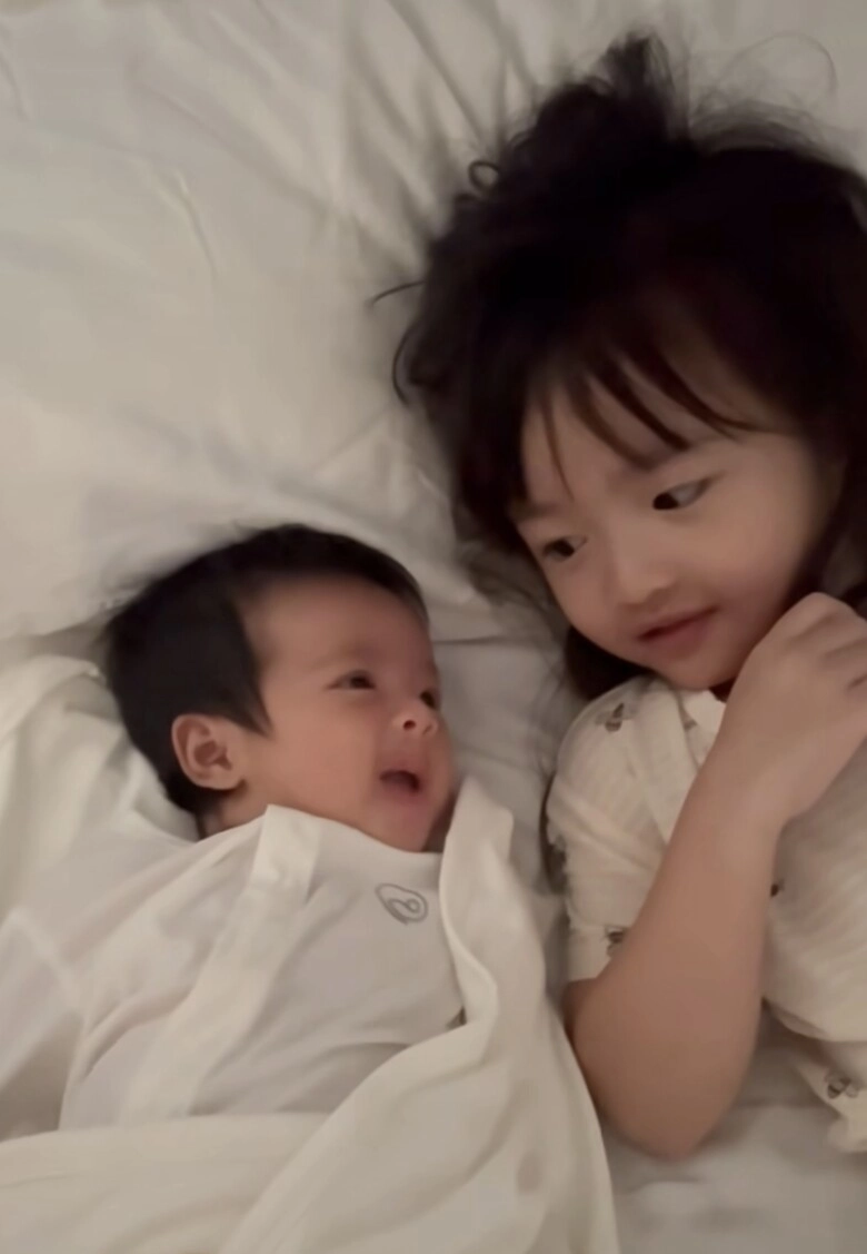 Con gái đông nhi phạm lỗi khi chơi với em sơ sinh ông cao thắng liền có cách xử lý gây chú ý - 1