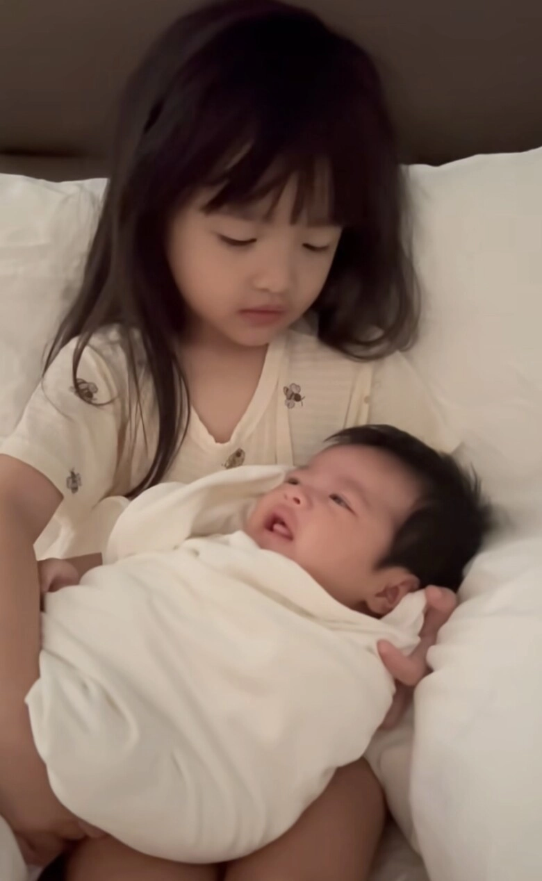 Con gái đông nhi phạm lỗi khi chơi với em sơ sinh ông cao thắng liền có cách xử lý gây chú ý - 3