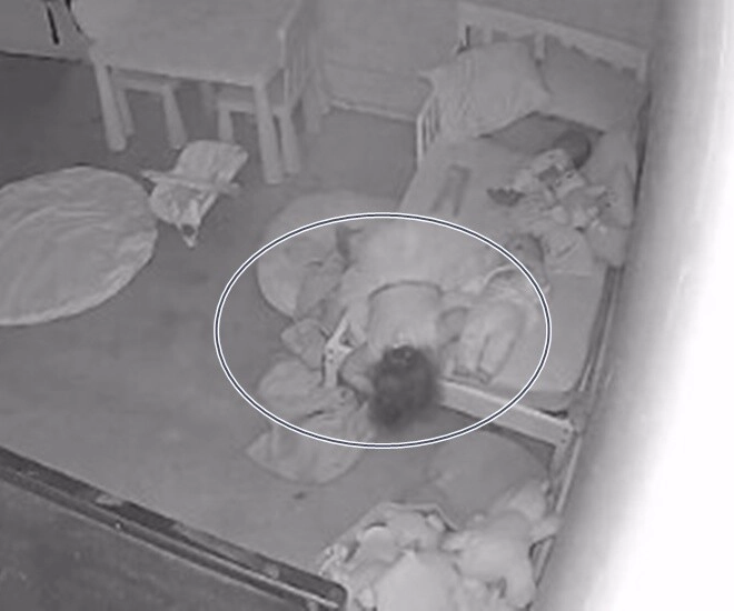 Con gái đột nhiên bị kéo xuống gầm giường lúc nửa đêm bố xem camera thấy cảnh tượng kỳ lạ - 1