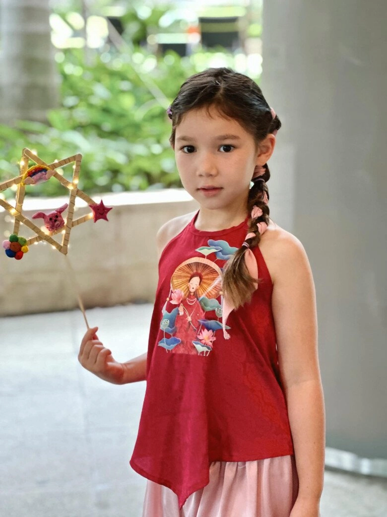 Con gái hà anh làm mc lễ trung thu cô bé lai tây hoá chị hằng nga quá xinh đẹp - 3