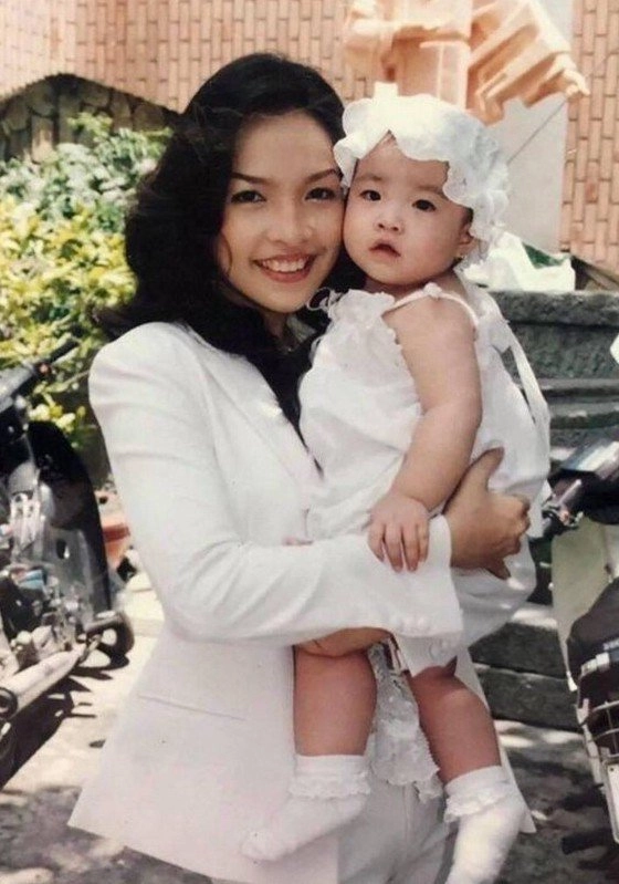 Con gái hiền thục 22 tuổi vừa xinh vừa hiếu thảo đi làm lương mẹ giữ nhìn số tiền chuyển khoản mới bất ngờ - 4