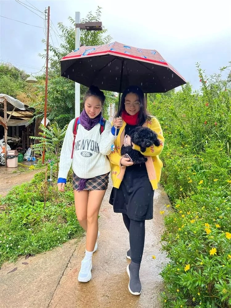 Con gái hiền thục 22 tuổi vừa xinh vừa hiếu thảo đi làm lương mẹ giữ nhìn số tiền chuyển khoản mới bất ngờ - 5