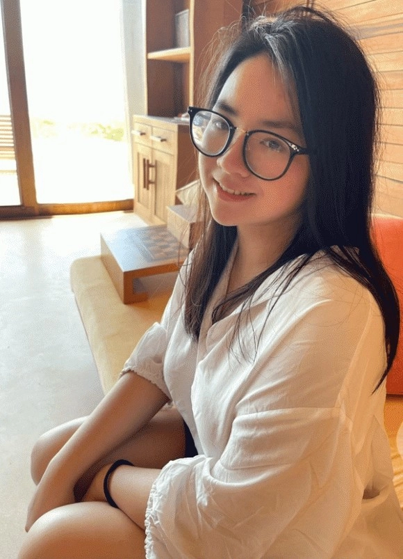 Con gái hiền thục 22 tuổi vừa xinh vừa hiếu thảo đi làm lương mẹ giữ nhìn số tiền chuyển khoản mới bất ngờ - 6