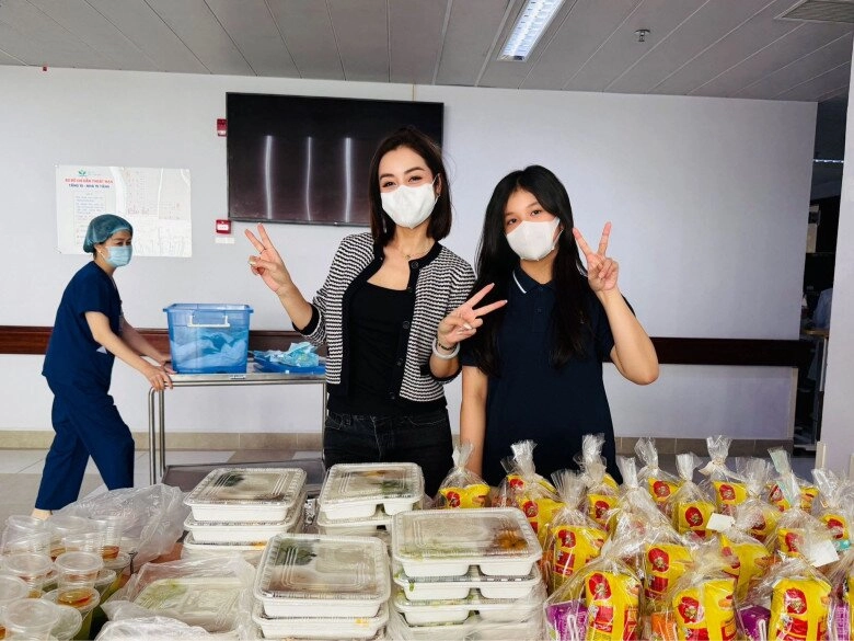 Con gái jennifer phạm phát quàtừ thiện cùng mẹ mặc giản dị vẫn xinh chuẩn tiểu thư nhà giàu tốt bụng - 2