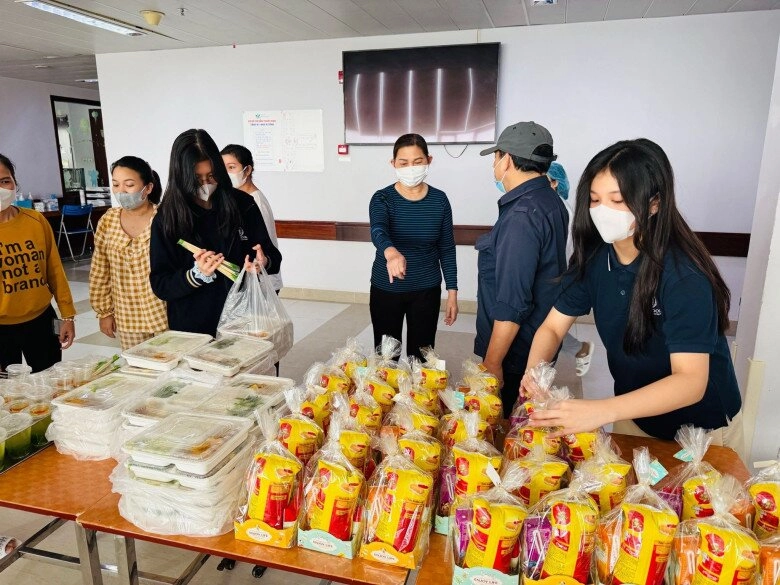 Con gái jennifer phạm phát quàtừ thiện cùng mẹ mặc giản dị vẫn xinh chuẩn tiểu thư nhà giàu tốt bụng - 3