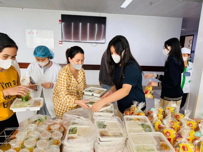 Con gái jennifer phạm phát quàtừ thiện cùng mẹ mặc giản dị vẫn xinh chuẩn tiểu thư nhà giàu tốt bụng - 4