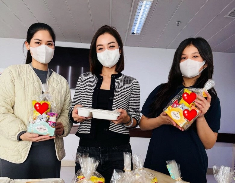 Con gái jennifer phạm phát quàtừ thiện cùng mẹ mặc giản dị vẫn xinh chuẩn tiểu thư nhà giàu tốt bụng - 5