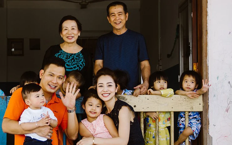 Con gái jennifer phạm phát quàtừ thiện cùng mẹ mặc giản dị vẫn xinh chuẩn tiểu thư nhà giàu tốt bụng - 9