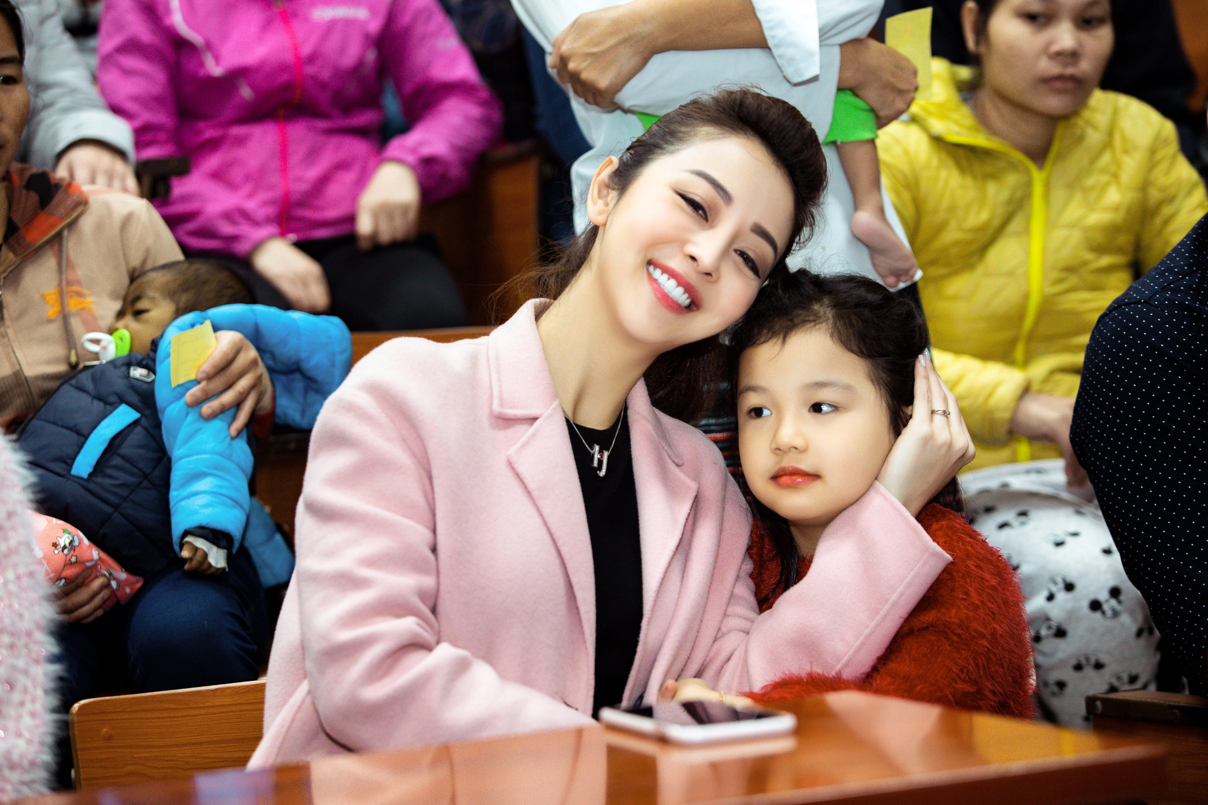 Con gái jennifer phạm phát quàtừ thiện cùng mẹ mặc giản dị vẫn xinh chuẩn tiểu thư nhà giàu tốt bụng - 10