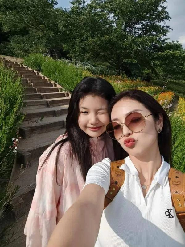 Con gái jennifer phạm phát quàtừ thiện cùng mẹ mặc giản dị vẫn xinh chuẩn tiểu thư nhà giàu tốt bụng - 12