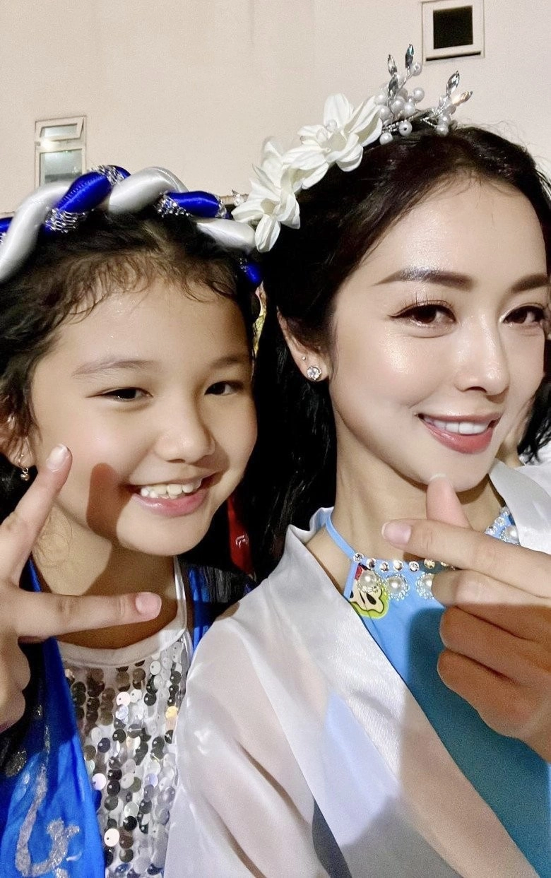 Con gái jennifer phạm phát quàtừ thiện cùng mẹ mặc giản dị vẫn xinh chuẩn tiểu thư nhà giàu tốt bụng - 13