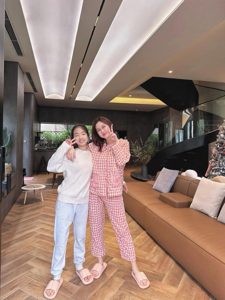Con gái kín tiếng mà hương giang sinh năm 23 tuổi giờ đã là thiếu nữ cao gần 1m7 như chị em sinh đôi với mẹ - 1
