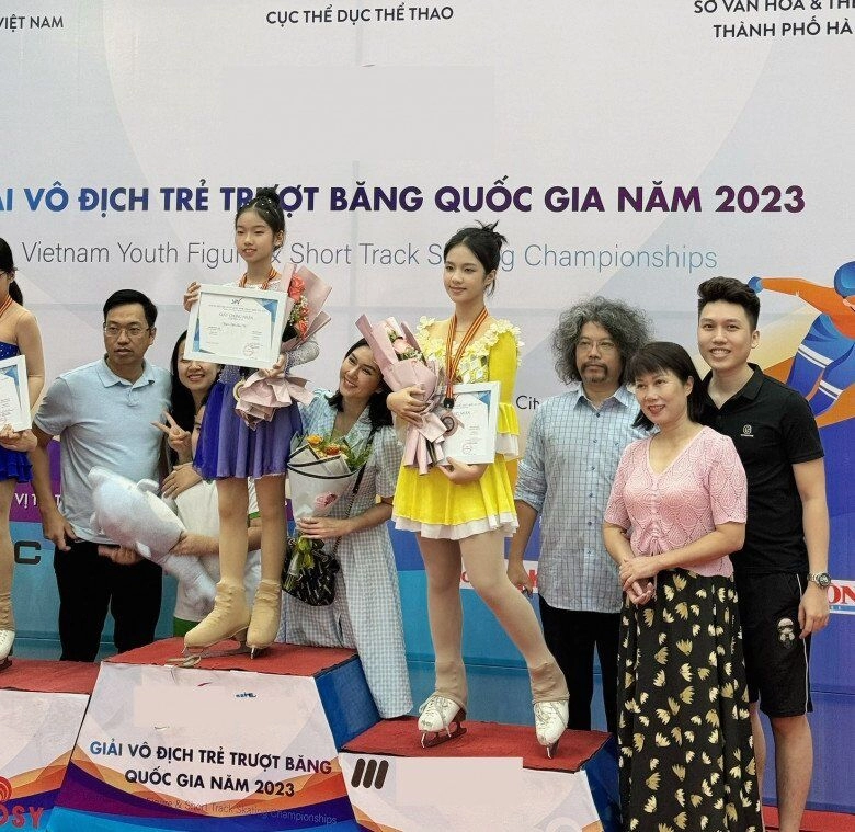 Con gái kín tiếng mà hương giang sinh năm 23 tuổi giờ đã là thiếu nữ cao gần 1m7 như chị em sinh đôi với mẹ - 4