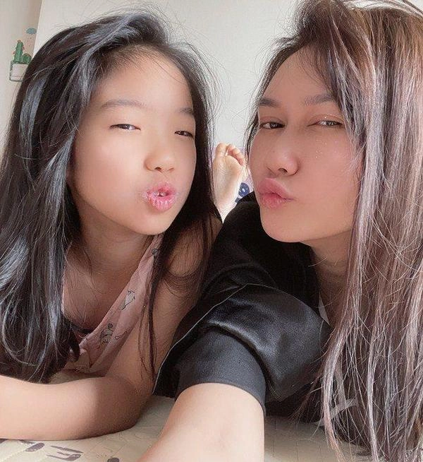 Con gái kín tiếng mà hương giang sinh năm 23 tuổi giờ đã là thiếu nữ cao gần 1m7 như chị em sinh đôi với mẹ - 7