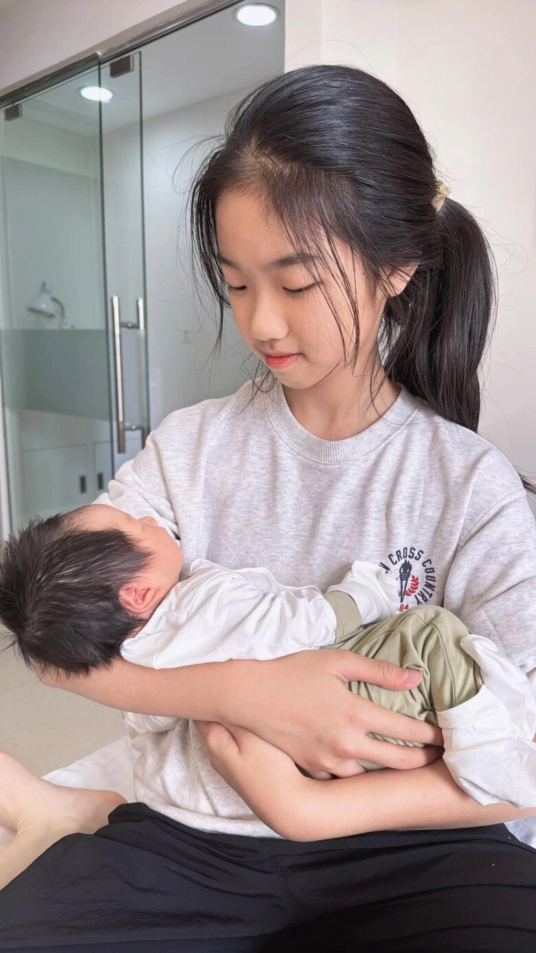 Con gái kín tiếng mà hương giang sinh năm 23 tuổi giờ đã là thiếu nữ cao gần 1m7 như chị em sinh đôi với mẹ - 9