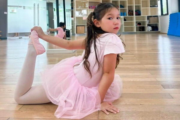 Con gái lai tây của hà anh hút mọi ánh nhìn trong bộ đồ khoe đôi chân nàng tiên cá thần thái đẹp sang hệt mẹ siêu mẫu - 5