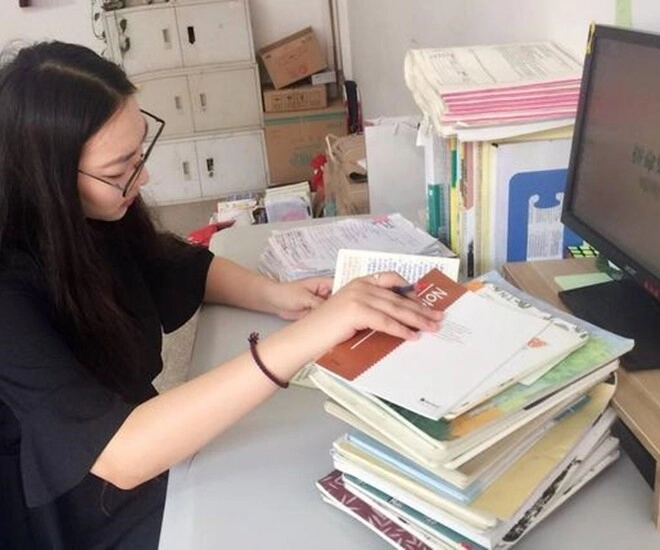 Con gái làm văn tiết lộ bí mật gây sốc của bố mẹ vừa nghĩ tới cô giáo của con vừa muốn ly hôn chồng - 1