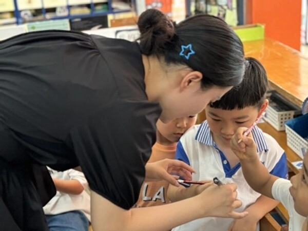 Con gái làm văn tiết lộ bí mật gây sốc của bố mẹ vừa nghĩ tới cô giáo của con vừa muốn ly hôn chồng - 2