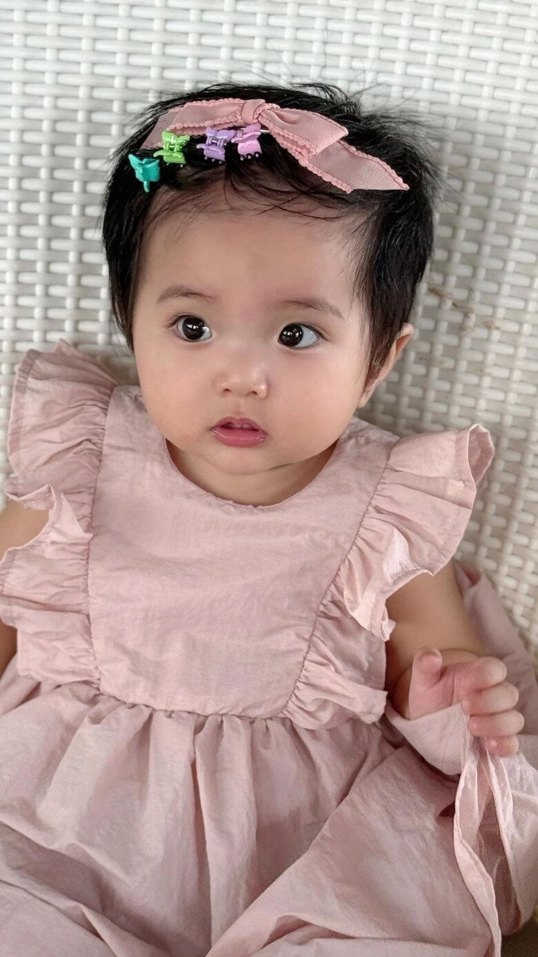 Con gái lisa nhà khánh thi - phan hiển ngày nhỏ tóc ngắn như con trai giờ 1 tuổi trổ nét xinh chuẩn búp bê - 2