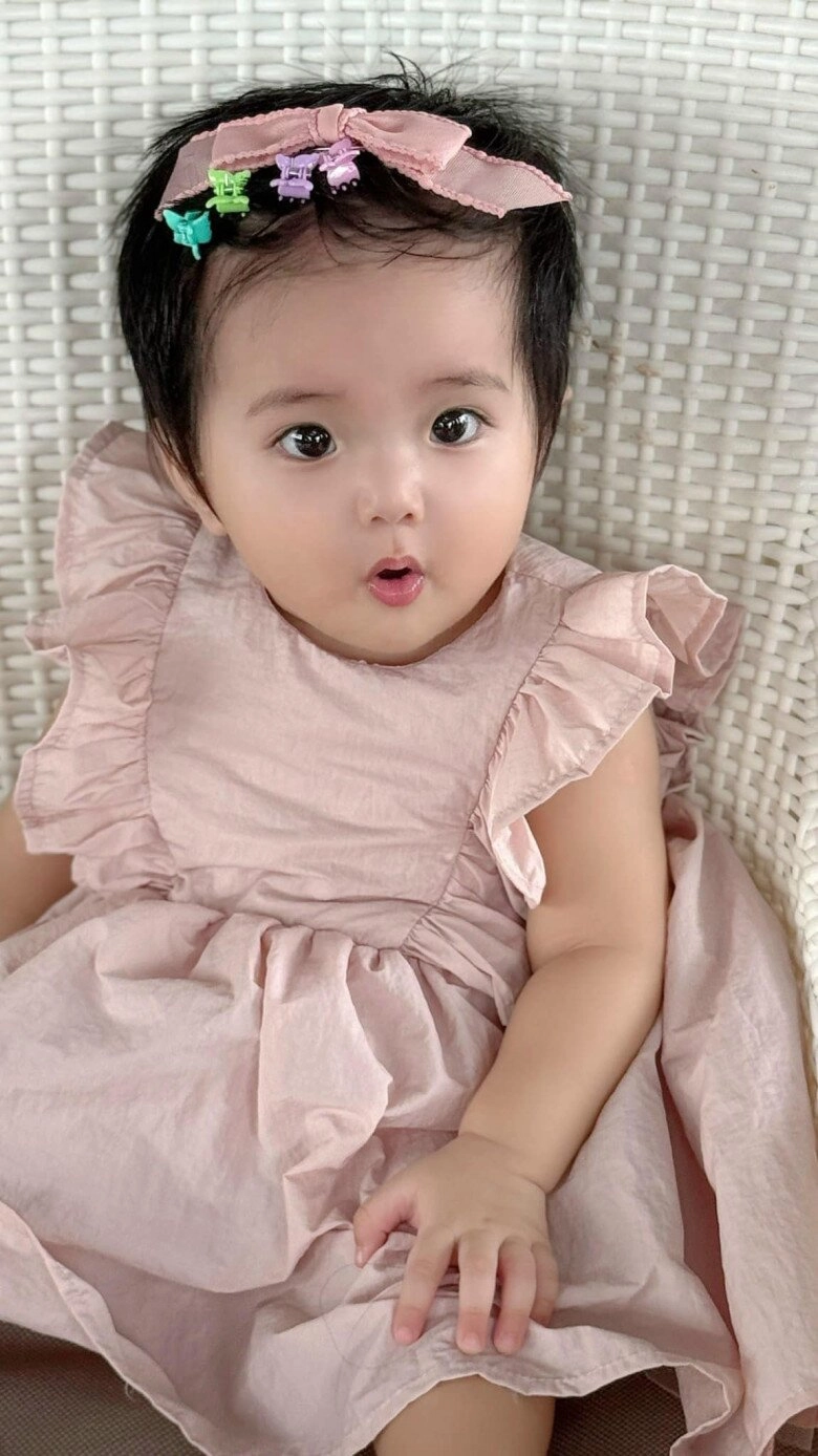 Con gái lisa nhà khánh thi - phan hiển ngày nhỏ tóc ngắn như con trai giờ 1 tuổi trổ nét xinh chuẩn búp bê - 3