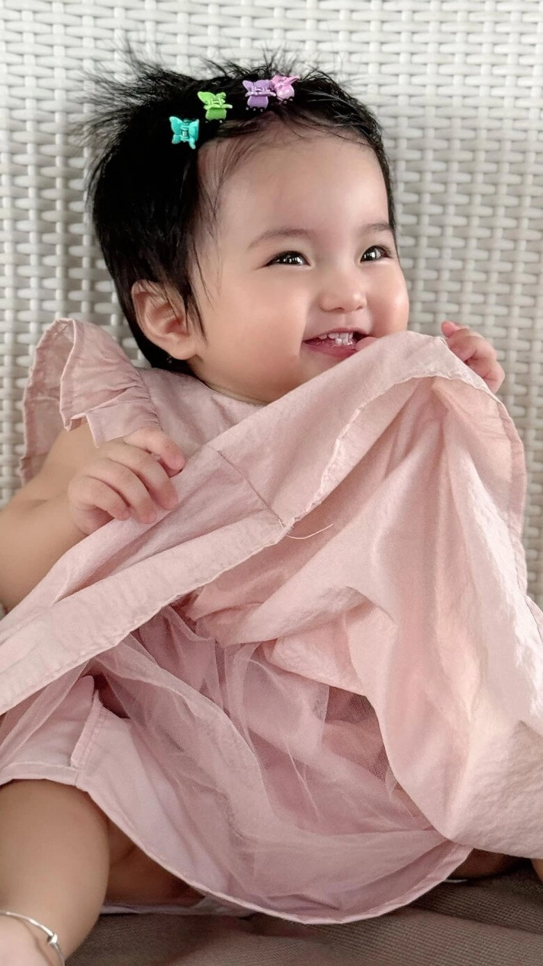 Con gái lisa nhà khánh thi - phan hiển ngày nhỏ tóc ngắn như con trai giờ 1 tuổi trổ nét xinh chuẩn búp bê - 4