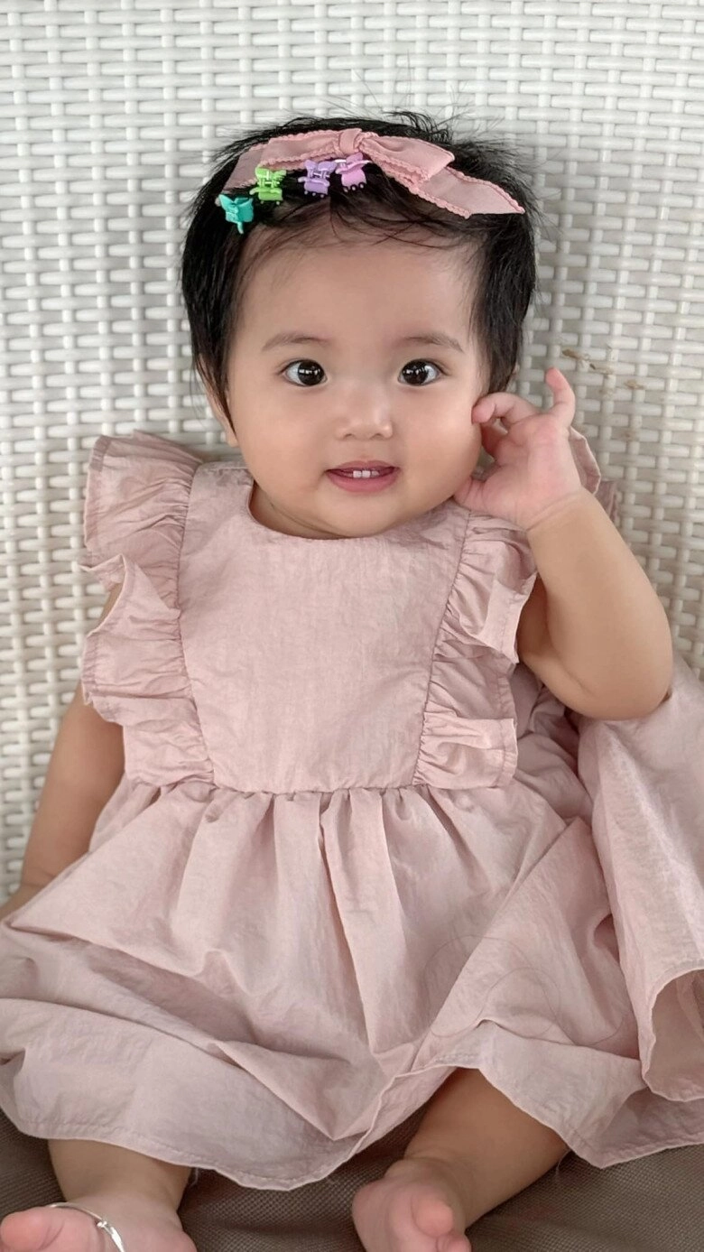 Con gái lisa nhà khánh thi - phan hiển ngày nhỏ tóc ngắn như con trai giờ 1 tuổi trổ nét xinh chuẩn búp bê - 6