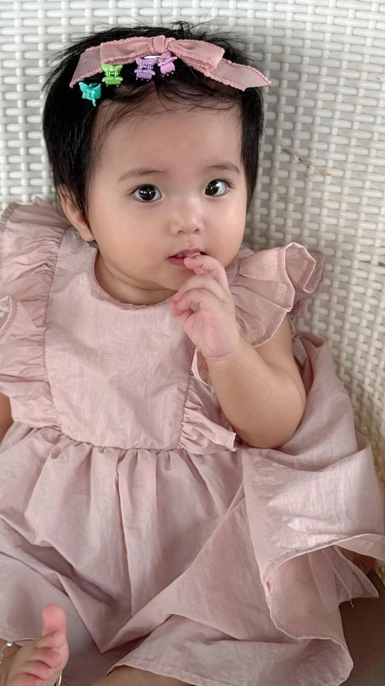 Con gái lisa nhà khánh thi - phan hiển ngày nhỏ tóc ngắn như con trai giờ 1 tuổi trổ nét xinh chuẩn búp bê - 8