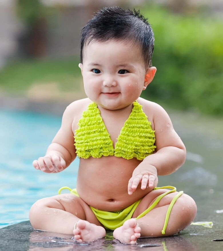 Con gái lisa nhà khánh thi - phan hiển ngày nhỏ tóc ngắn như con trai giờ 1 tuổi trổ nét xinh chuẩn búp bê - 13
