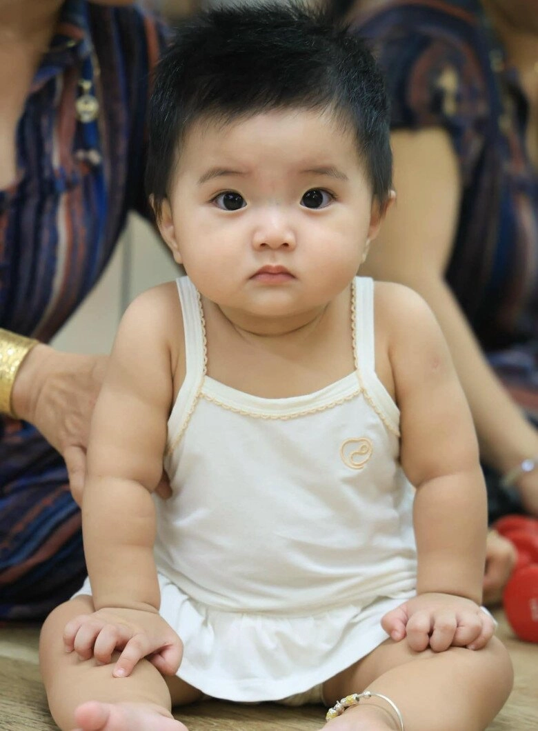 Con gái lisa nhà khánh thi - phan hiển ngày nhỏ tóc ngắn như con trai giờ 1 tuổi trổ nét xinh chuẩn búp bê - 14